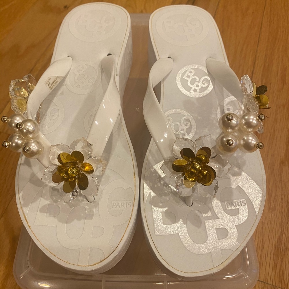 BCBG Flip Flops - Size 8
